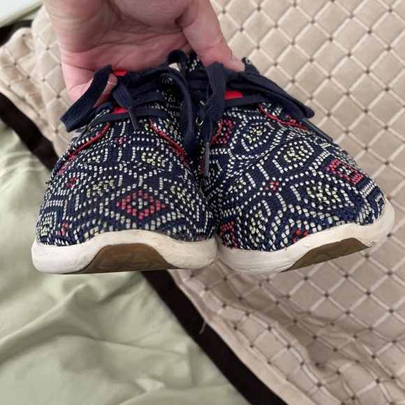 Toms Shape Embroidered Design Lightweight Sneakers - Picture 8 of 12